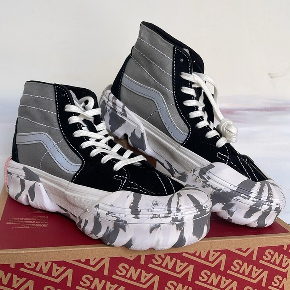 Vans WMNS Sk8-Hi Tapered
Moon Rocks Black/Reflective
VN0A7Q5TBRF
Sneakers - Picture 4 of 16